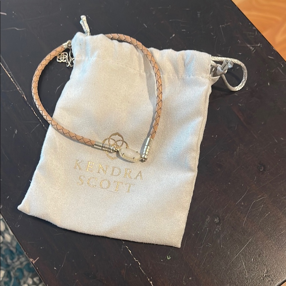 Kendra Scott necklace